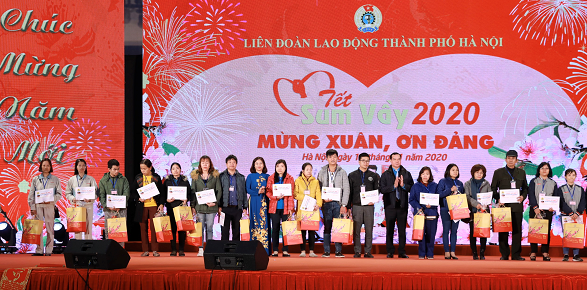 Têt traditionnel 2021 5 500 cadeaux pour des travailleurs de Hanoi